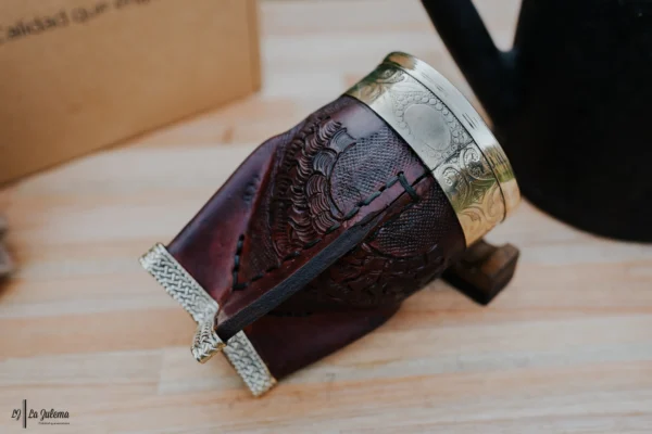 MMF_5272 Mate de calabaza imperial repujado borgoña